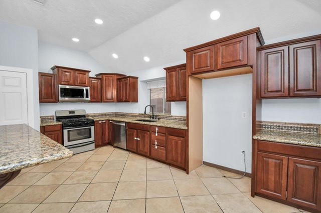 8802 Kensington Court, La Porte, TX 77571