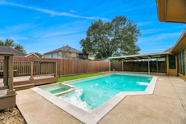 8802 Kensington Court, La Porte, TX 77571