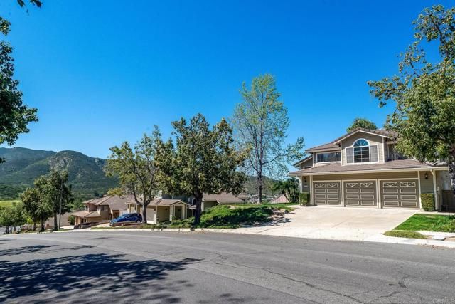8482 Mesa Heights Road, Santee, CA 92071