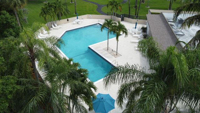 147 Deer Creek Boulevard 402, Deerfield Beach, FL 33442
