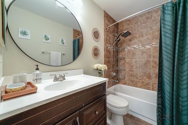 352 Fairfax Lane, Grayslake, IL 60030