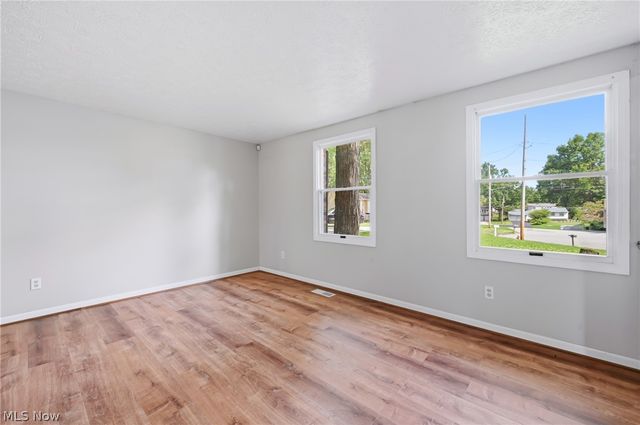 1922 Burr Oaks Court, Austintown, OH 44515