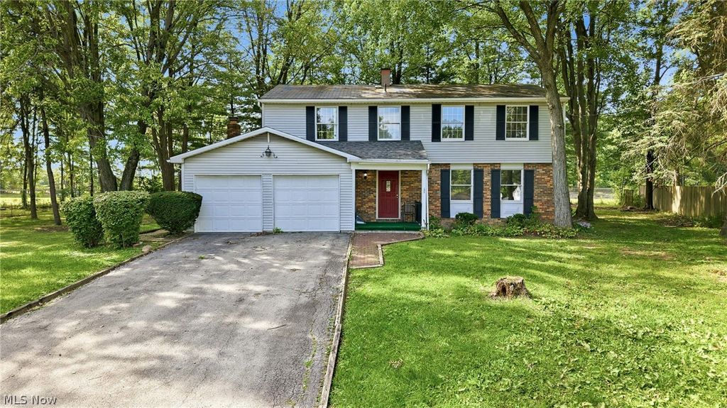 1922 Burr Oaks Court, Austintown, OH 44515