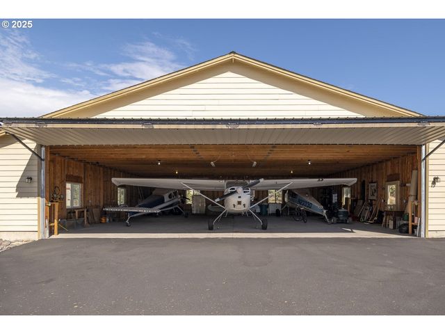 2057 Se BLUE SKIES Ln, Prineville, OR 97754
