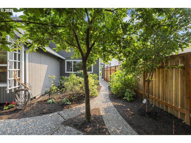11587 Sw SHEFFIELD Cir, Portland, OR 97223