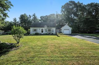 8 Meadowview Rd, Wilbraham, MA 01095
