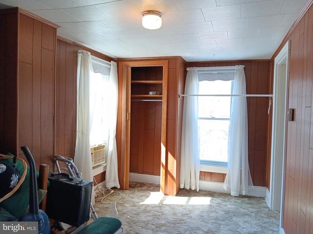 322 S LAUREL AVE, Berkeley Springs, WV 25411