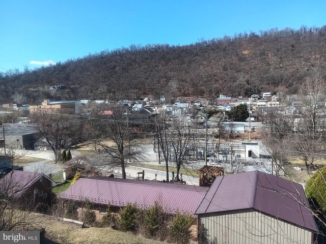 322 S LAUREL AVE, Berkeley Springs, WV 25411