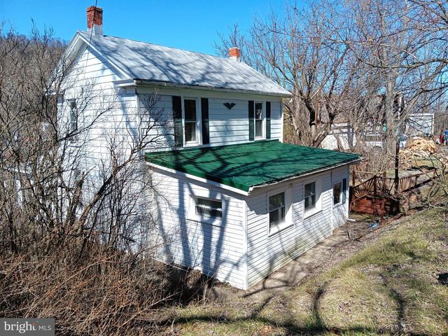 322 S LAUREL AVE, Berkeley Springs, WV 25411