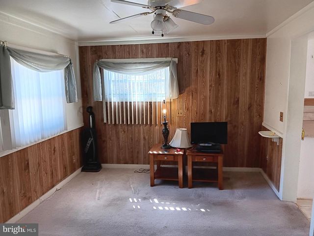 322 S LAUREL AVE, Berkeley Springs, WV 25411