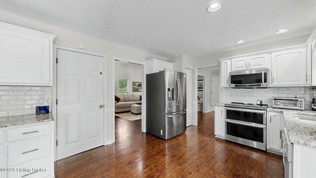 10705 Sevenoaks Dr, Louisville, KY 40241