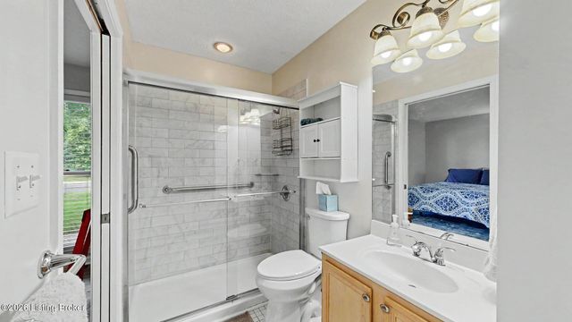 10705 Sevenoaks Dr, Louisville, KY 40241