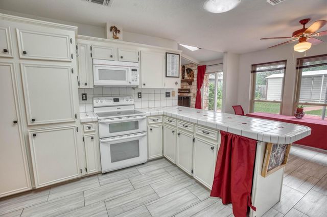 112 Mahalua LN, Bastrop, TX 78602