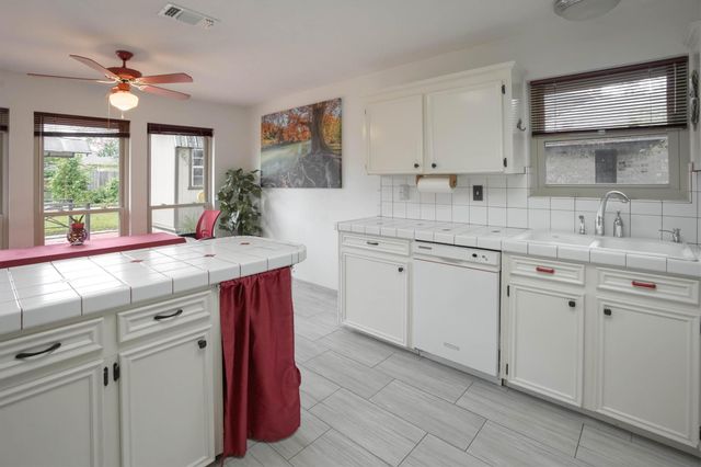 112 Mahalua LN, Bastrop, TX 78602