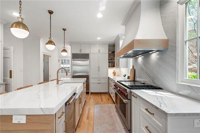 1023 Saint James Crossing NE, Brookhaven, GA 30319