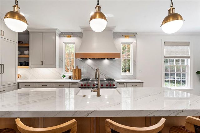 1023 Saint James Crossing NE, Brookhaven, GA 30319