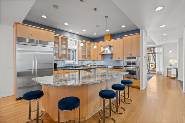 1915 W Henderson Street, Chicago, IL 60657