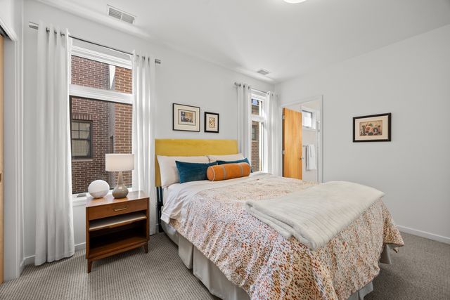 1915 W Henderson Street, Chicago, IL 60657