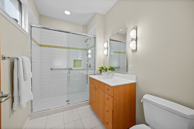 1915 W Henderson Street, Chicago, IL 60657