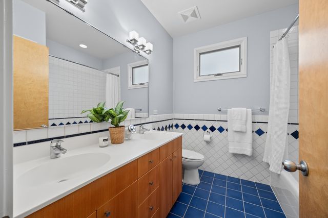 1915 W Henderson Street, Chicago, IL 60657