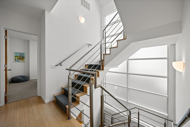 1915 W Henderson Street, Chicago, IL 60657