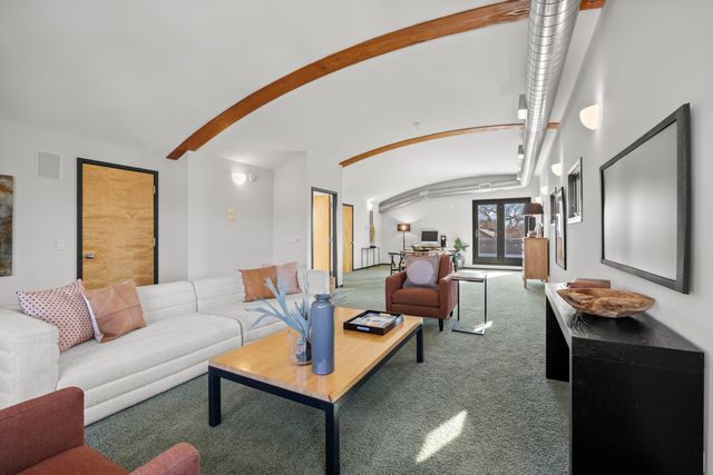 1915 W Henderson Street, Chicago, IL 60657