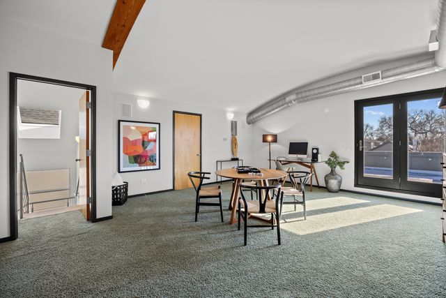 1915 W Henderson Street, Chicago, IL 60657