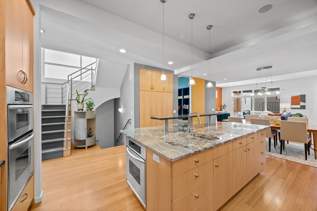 1915 W Henderson Street, Chicago, IL 60657