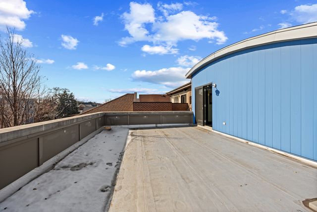 1915 W Henderson Street, Chicago, IL 60657