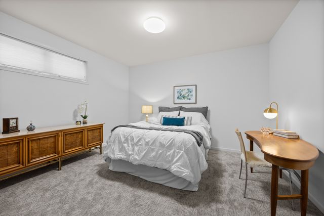 1915 W Henderson Street, Chicago, IL 60657