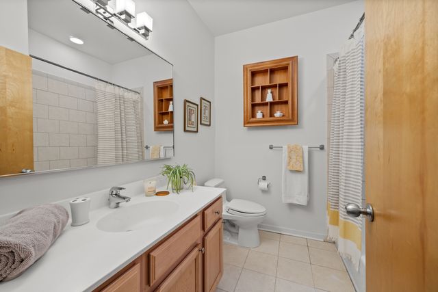 1915 W Henderson Street, Chicago, IL 60657