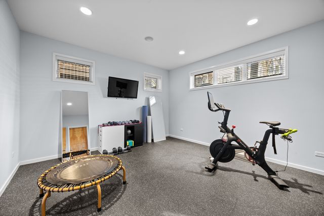 1915 W Henderson Street, Chicago, IL 60657