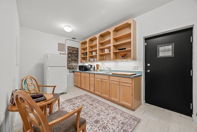 1915 W Henderson Street, Chicago, IL 60657