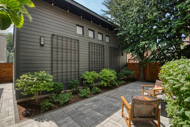 1915 W Henderson Street, Chicago, IL 60657