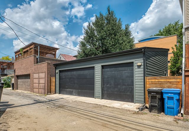 1915 W Henderson Street, Chicago, IL 60657