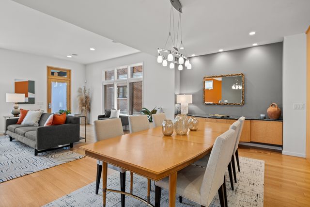 1915 W Henderson Street, Chicago, IL 60657