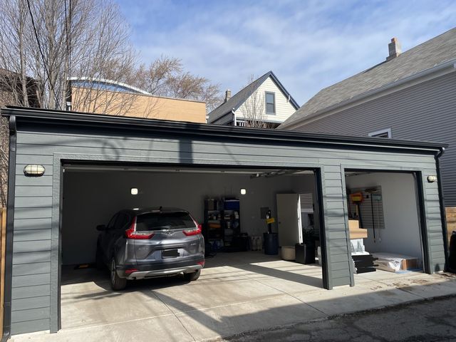 1915 W Henderson Street, Chicago, IL 60657