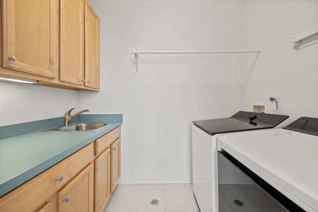 1915 W Henderson Street, Chicago, IL 60657