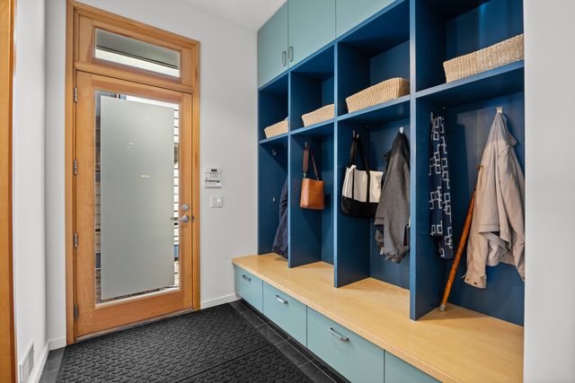 1915 W Henderson Street, Chicago, IL 60657