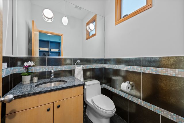 1915 W Henderson Street, Chicago, IL 60657