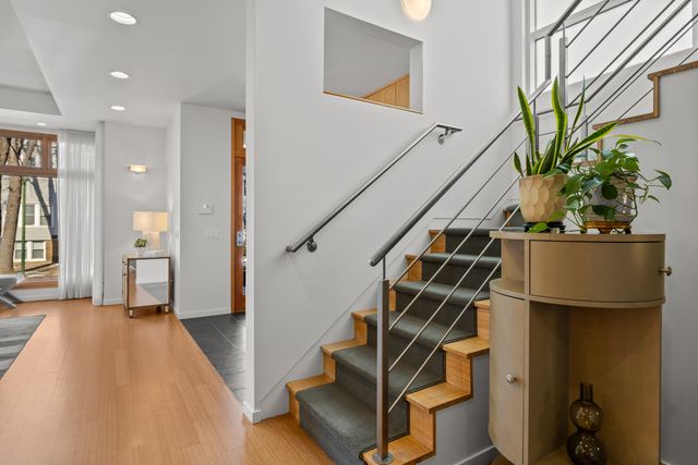 1915 W Henderson Street, Chicago, IL 60657