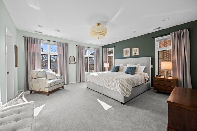 1915 W Henderson Street, Chicago, IL 60657