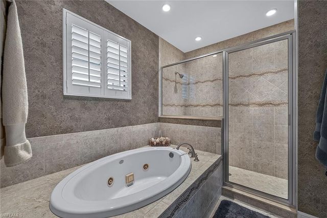 580 Avellino Isles CIR 201, Naples, FL 34119