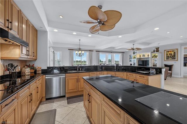 580 Avellino Isles CIR 201, Naples, FL 34119