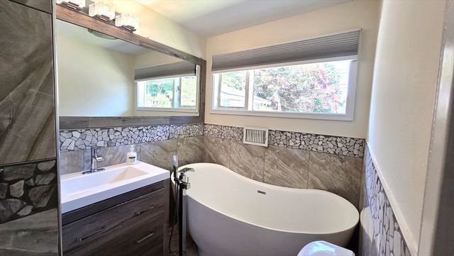 19 Avon Rd, Norwood, MA 02062