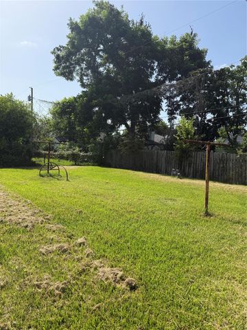 7301 Hummingbird Lane, Texas City, TX 77591