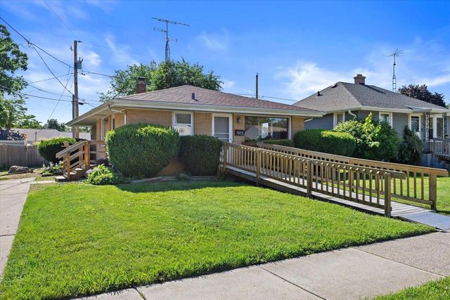 7915 45th AVENUE, Kenosha, WI 53142