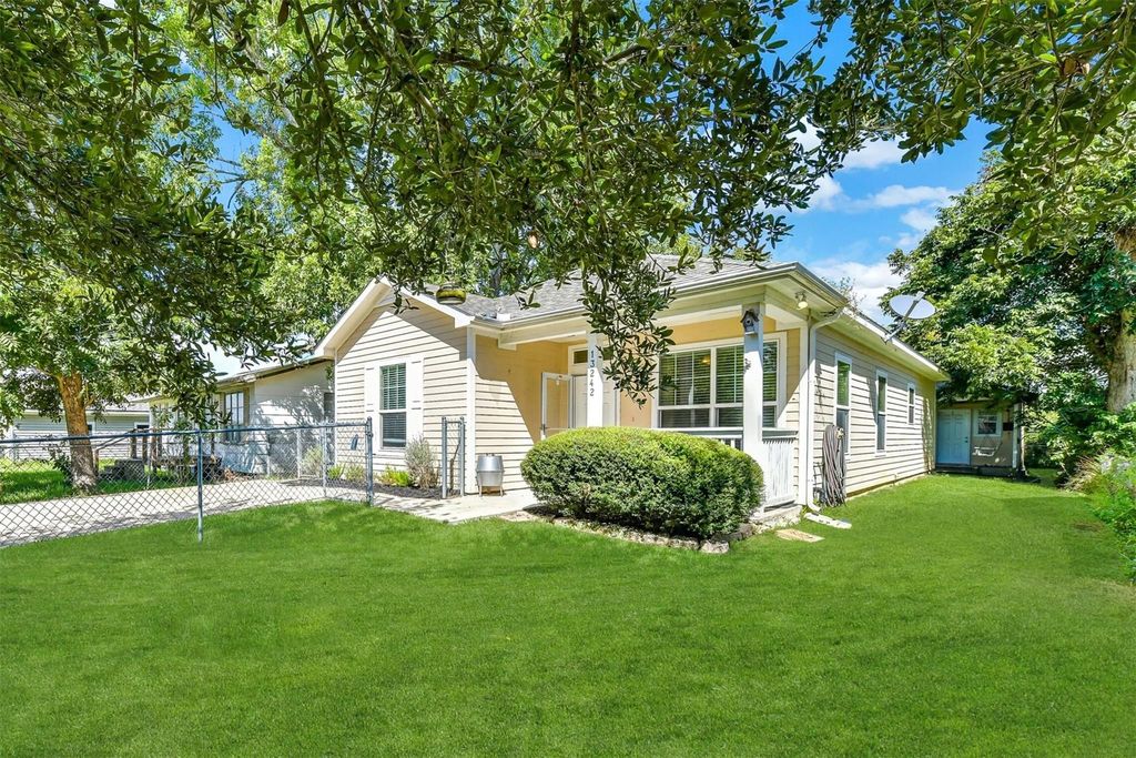 13242 9th Street, Santa Fe, TX 77510