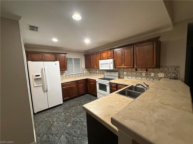 1713 SW 10th PL, Cape Coral, FL 33991