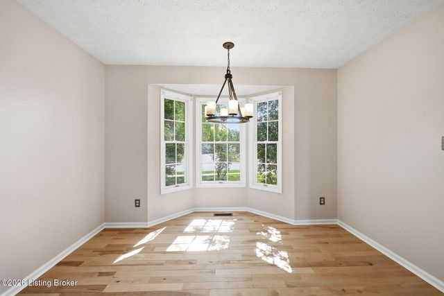 4029 Orchard Lake Dr, Louisville, KY 40218